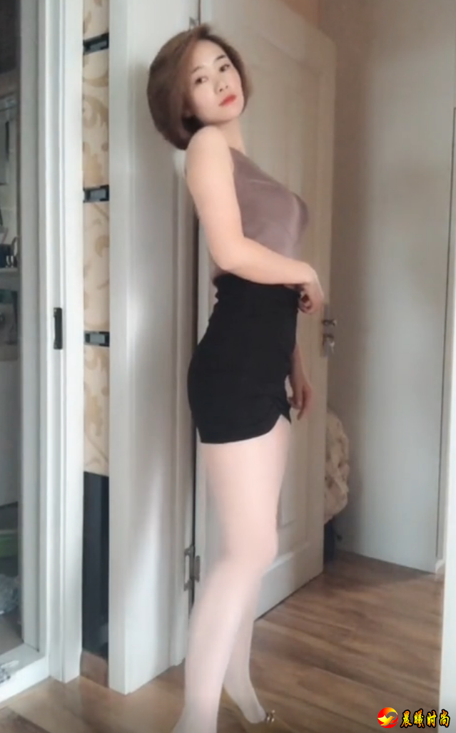 逛街要是这样穿紧身包臀裙，美丽优雅又大方，