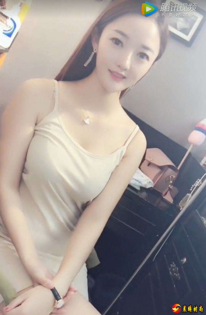 小姐姐对我微笑的那一刻，我感觉要恋爱了
