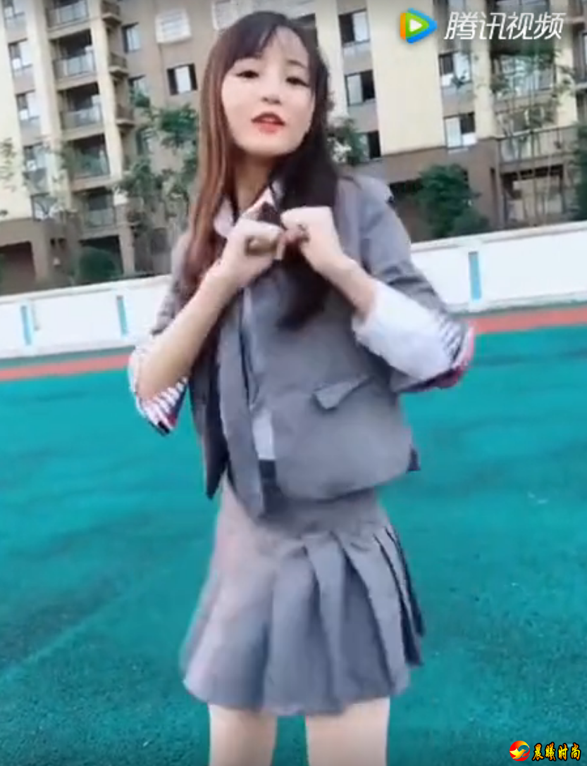 小姐姐性感身材校服装在操场里舞出青春