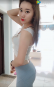 <b>紧身裤白色露背打扮的美女，充满女人精致美感</b>