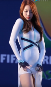 白色包臀裙美女激情热舞