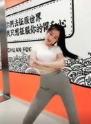 清纯美女商场跳《摆臀舞》网友：这身材100分