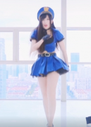 美女cosplay女警大跳蹦迪舞，英姿飒爽