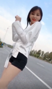 漂亮小姐姐路边尬舞，让我捎带她一程，能同意