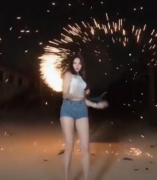 长腿女神演绎酷炫版《蹦迪舞》，后面的火花就