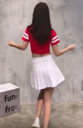 美女小姐姐在尬舞，这简直就是背影杀手！