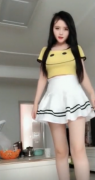 美女在家跳嘟啦嘟啦舞，动感十足