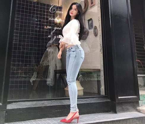 美女护士健身4年，练就完美腰臀比，穿牛仔裤超