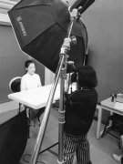 写真式证件照受追捧 照相馆用拍写真“阵仗”拍