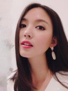 ”“美到窒息！”“姐姐这张又撩又好看！！超级美！”而张梓琳也俏皮的称：