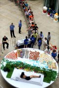 吸引了众多的市民排队来观看