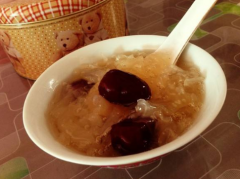 将泡过水的莲子放在加了水的锅中以小火炖煮约3小时
