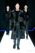 胡歌在一系列照片中演绎Emporio Armani全新成衣与眼镜系列