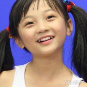 原因就在于照片上妙可与其12岁年纪不符的胸部
