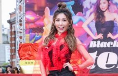 近日他带着家人到夏威夷度假