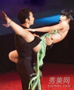 而且更是打破清纯形象