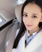 佟丽娅产后晒自拍 清纯漂亮仍似少女