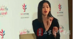内搭深红色底衫