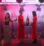员工热力十足开场表演
