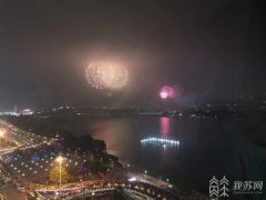 就是令人沸腾的焰火表演了！ 不能去现场的小编