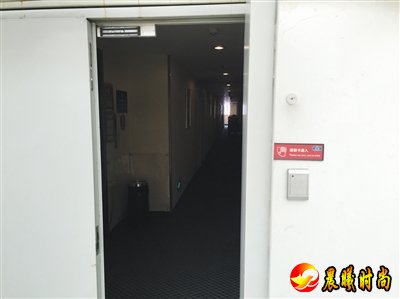 一辆“马自达”轿车一直停在7天连锁酒店（华威店）外路边等待“小妹”