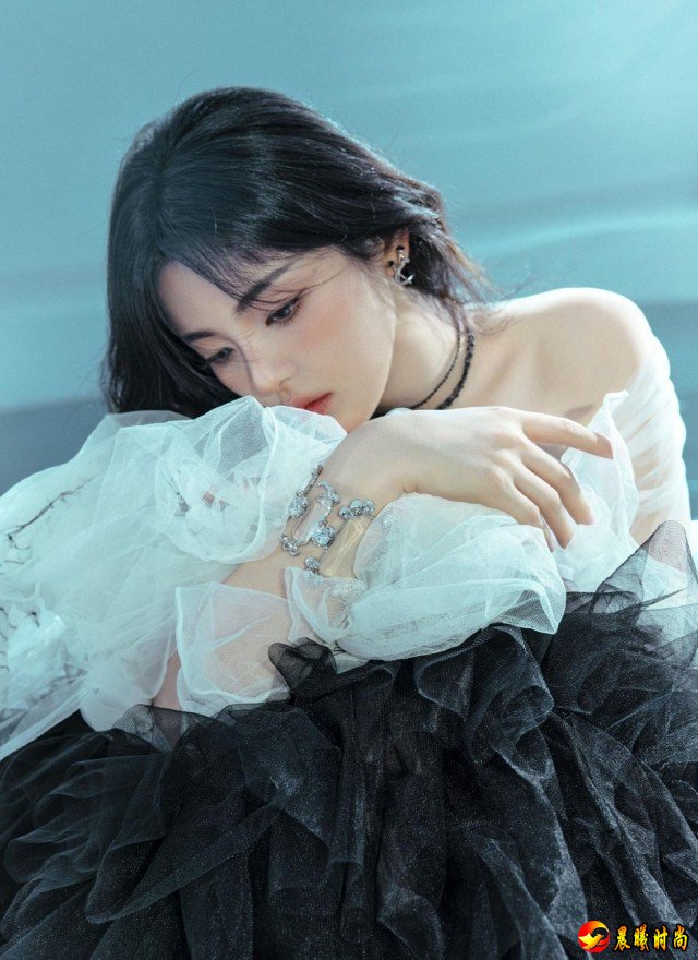杨超越分享生日写真感恩粉丝陪伴