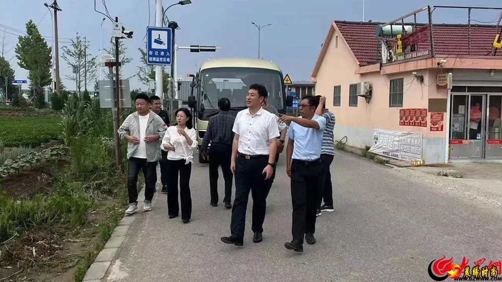红石崖街道共发动机关干部、党员、网格员、志愿者、群众 500 余人次
