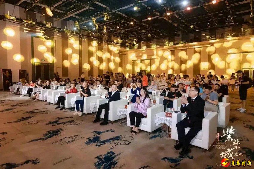 流行的题材+全新的类型融合之后