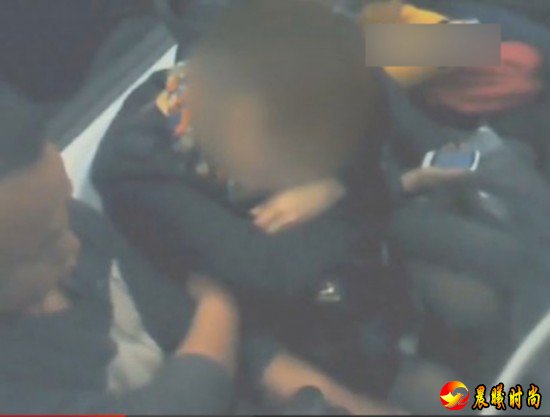 女乘客被男子摸胸10分钟 视频拍摄者遭网友围攻