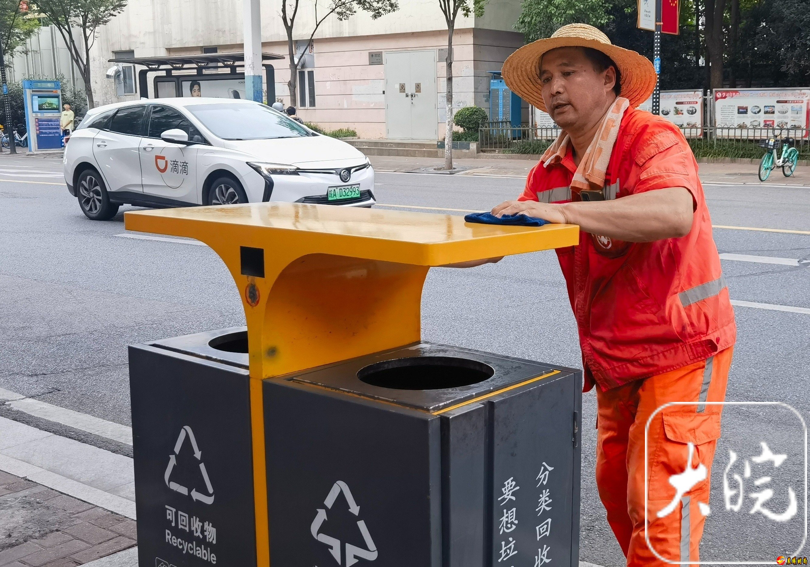 他正在宿州路上进行清扫