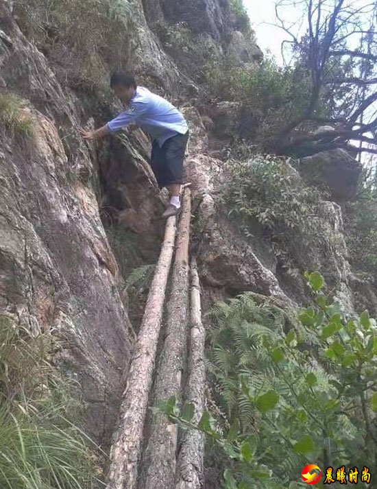 在勘查現場的路上。