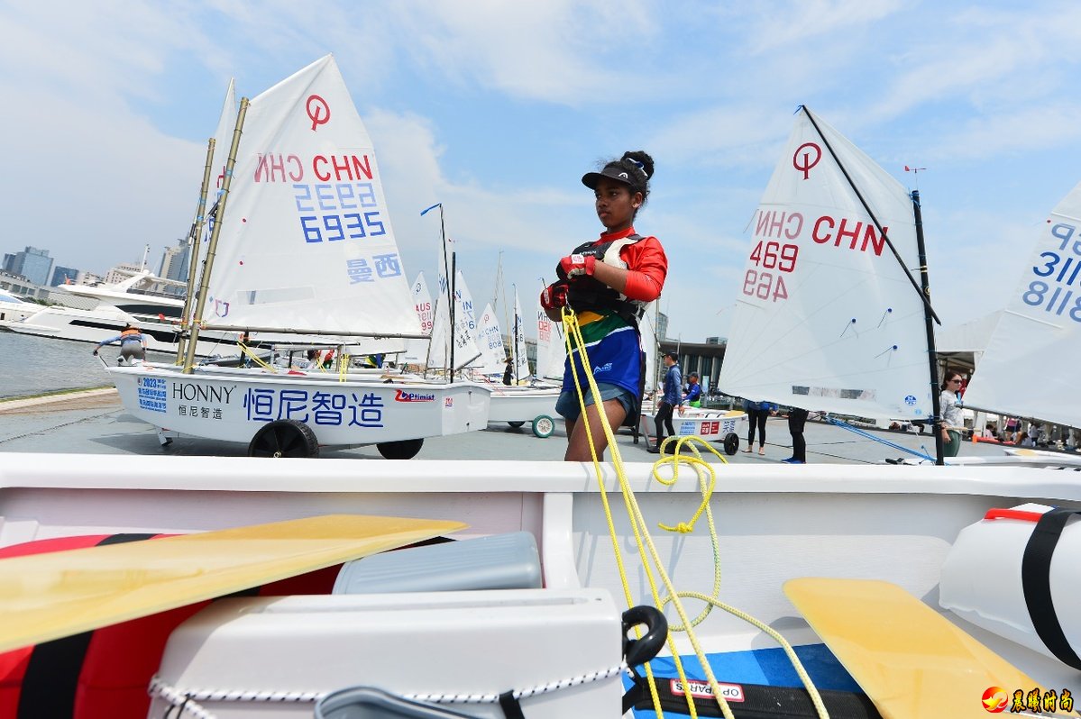 青岛海底世界五彩斑斓的热带鱼、梦幻美人鱼水下表演及趣味互动游戏和触摸展示便会吸引游人无数