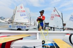 青岛海底世界五彩斑斓的热带鱼、梦幻美人鱼水下表演及趣味互动游戏和触摸展