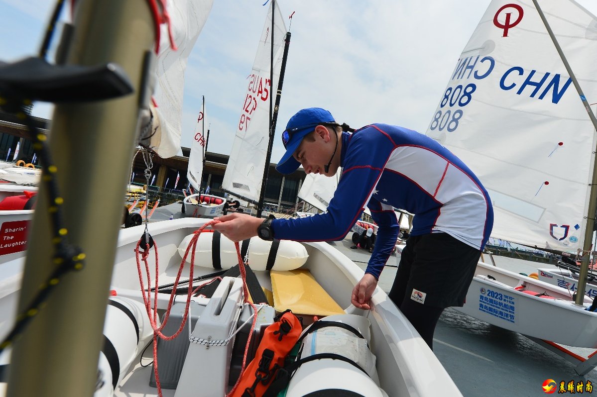 青岛海底世界五彩斑斓的热带鱼、梦幻美人鱼水下表演及趣味互动游戏和触摸展示便会吸引游人无数