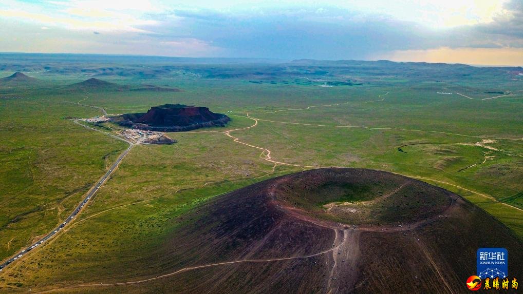  乌兰哈达火山群位于内蒙古自治区乌兰察布市察哈尔右翼后旗的草原上