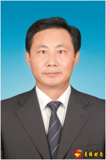 带动本村及周边260余户贫困户 02 王鹏