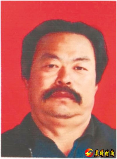 带动本村及周边260余户贫困户 02 王鹏