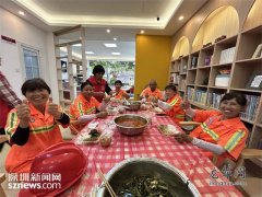 亲邻志愿者负责切肉剁鱼炒菜