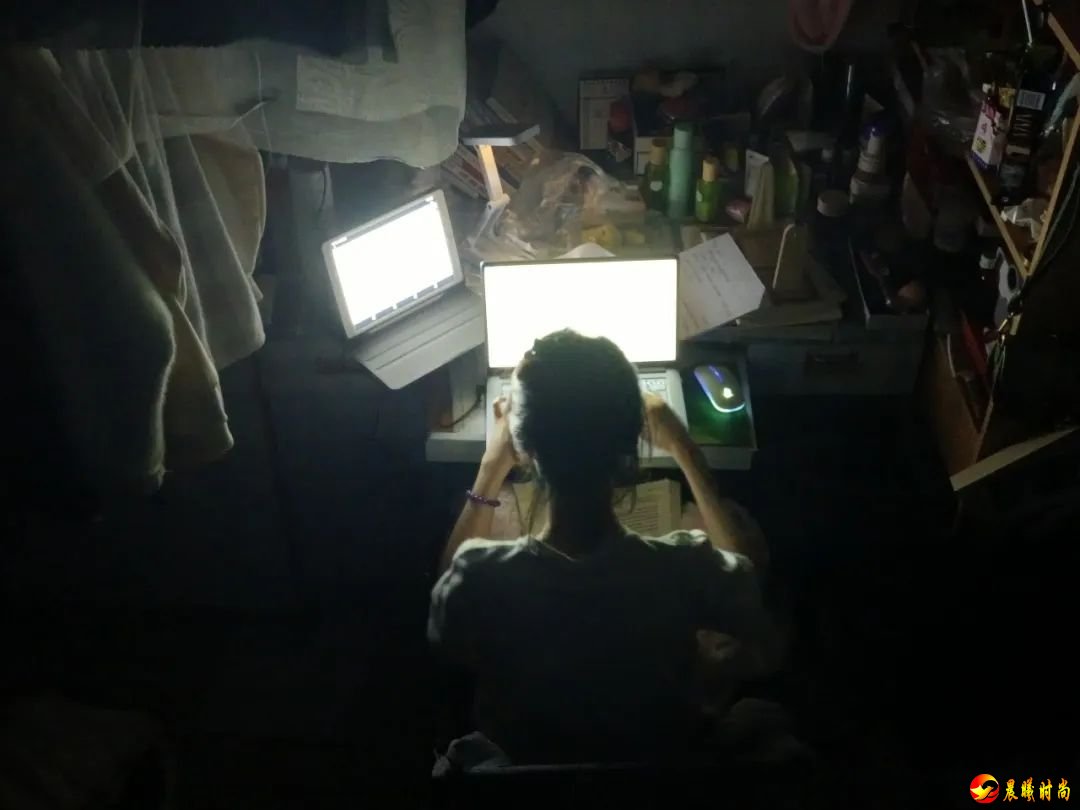 ” 至于为何能保研？ 董柳柳道出其中的重要因素 因为参加国家级数学竞赛 作为一名文科生 为什么要去参加数学建模竞赛？ 在大三暑假 来自水利工程专业的学弟 邀请她去参加全国数学建模大赛 深思熟虑过后 董柳柳决定去参加 因为她相信 集中精力做一件从没接触过的事 超酷！ 初入训练营 董柳柳就体验到什么叫有心无力 知识的微薄、训练营的严酷淘汰制度 再加上中途队友的退出 “像一块巨石压在我身上” 竞赛资料图 在逆境中