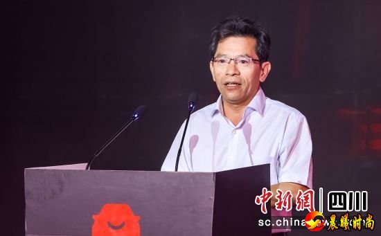 　　图为中国汽车流通协会副会长兼秘书长肖政三现场发言。何浠摄