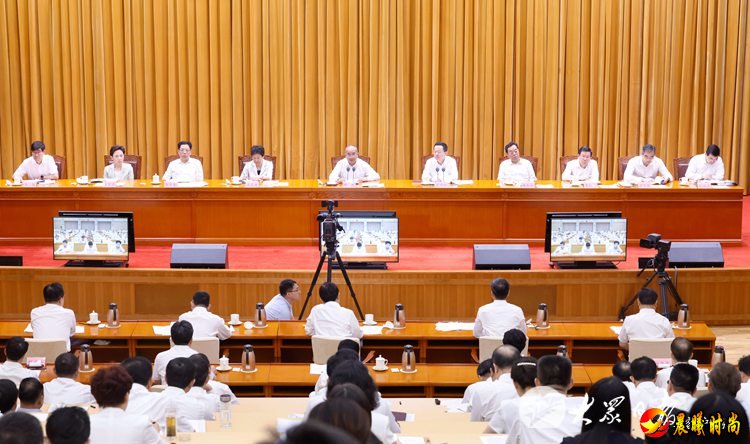 巩固扩大数字终端、新型显示、虚拟现实、工业互联网优势