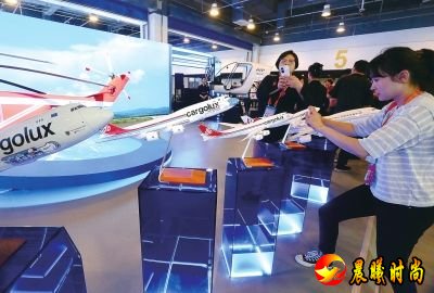 河南展馆的飞机模型及飞行模拟器格外引人关注。