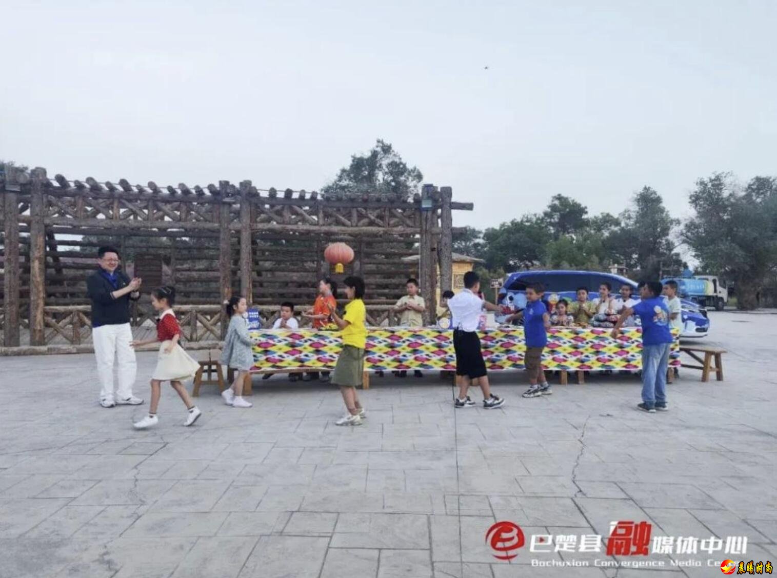 两地小朋友还参加了篝火晚会