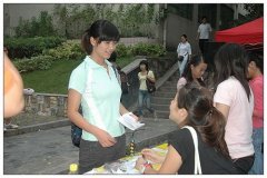 还邀请现场观众解说草根篮球比赛及主持人模仿秀等