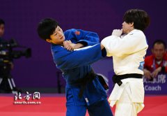 随后又以一本击败塔吉克斯坦运动员马夫卢达奥季娜耶娃