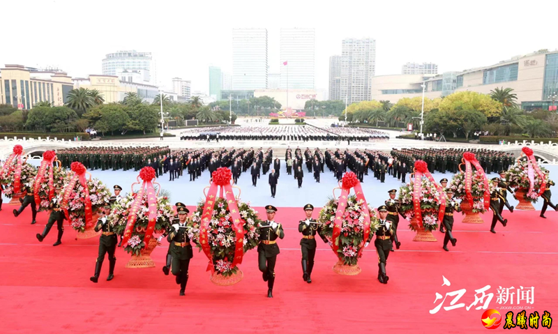 向人民英雄敬献花篮仪式正式开始