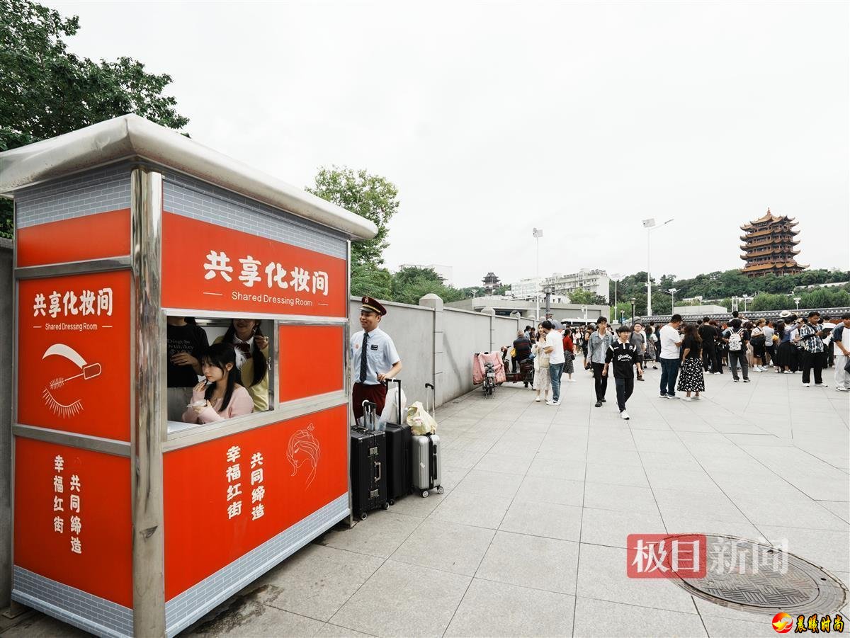 在红墙周围维护秩序、疏导客流