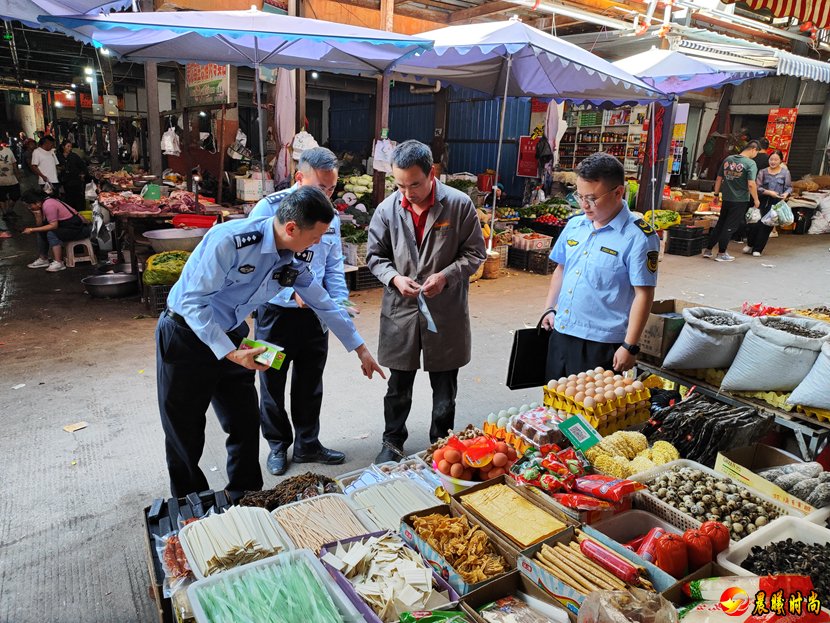 民警正在巡逻_副本.jpg