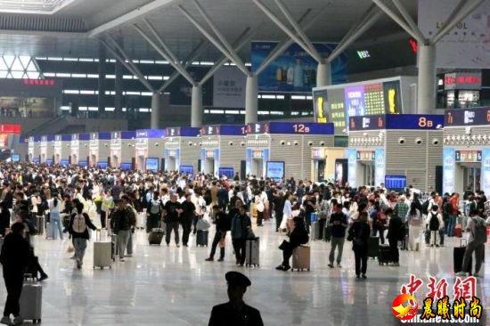 假期期间，郑州东站候车厅内旅客激增。许伟 摄