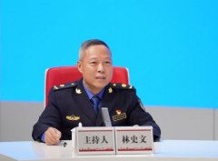 如反光工作服、反光雨衣、手套、头盔、雨靴等